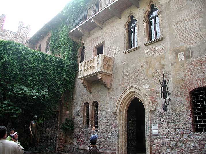 Juliet's balcony and statue in Verona, Italy
